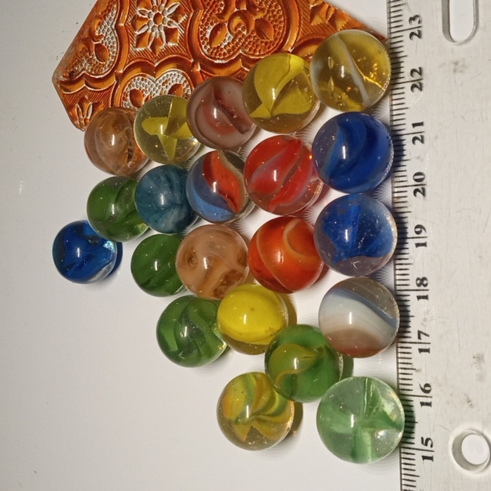 Lot of 21 vintage glass cats eye swirl marbles. Various sizes and colors